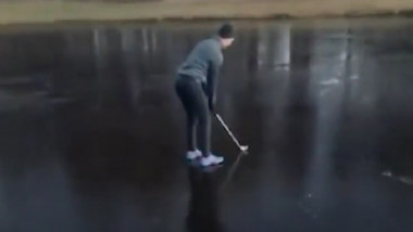 A găsit cea mai nepotrivită suprafață pentru a juca golf și a urmat ”dezastrul”! Imaginile s-au viralizat
