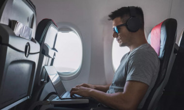 Un pasager a speriat pasagerii unui avion, după ce și-a deschis laptopul în timpul zborului