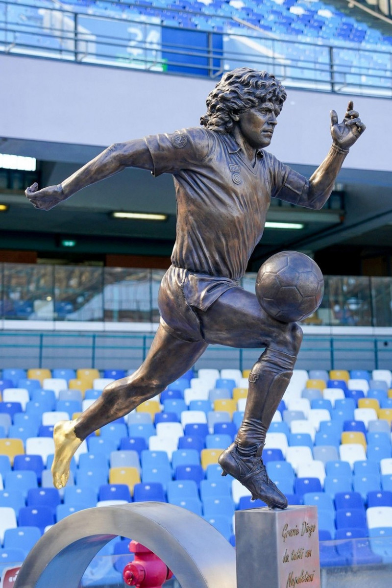 Naples, Italy. 29th Oct, 2022. A statue of Diego Armando Maradona prior the Serie A match between Napoli and Sassuolo at Stadio Diego Armando Maradona, Naples, Italy on 29 October 2022. Credit: Giuseppe Maffia/Alamy Live News