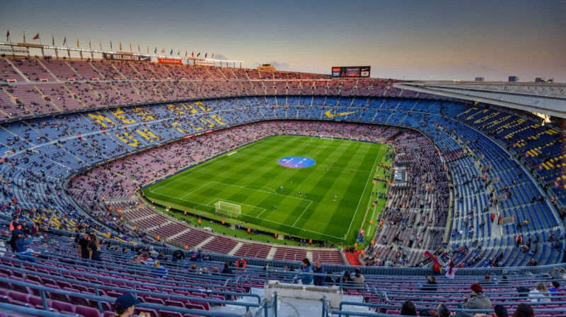 Panoramic view of the Camp Nou stadium at sunset, on a match day of the FC Barcelona first team (Barcelona, Catalonia, Spain) ESP: Vista del Camp Nou