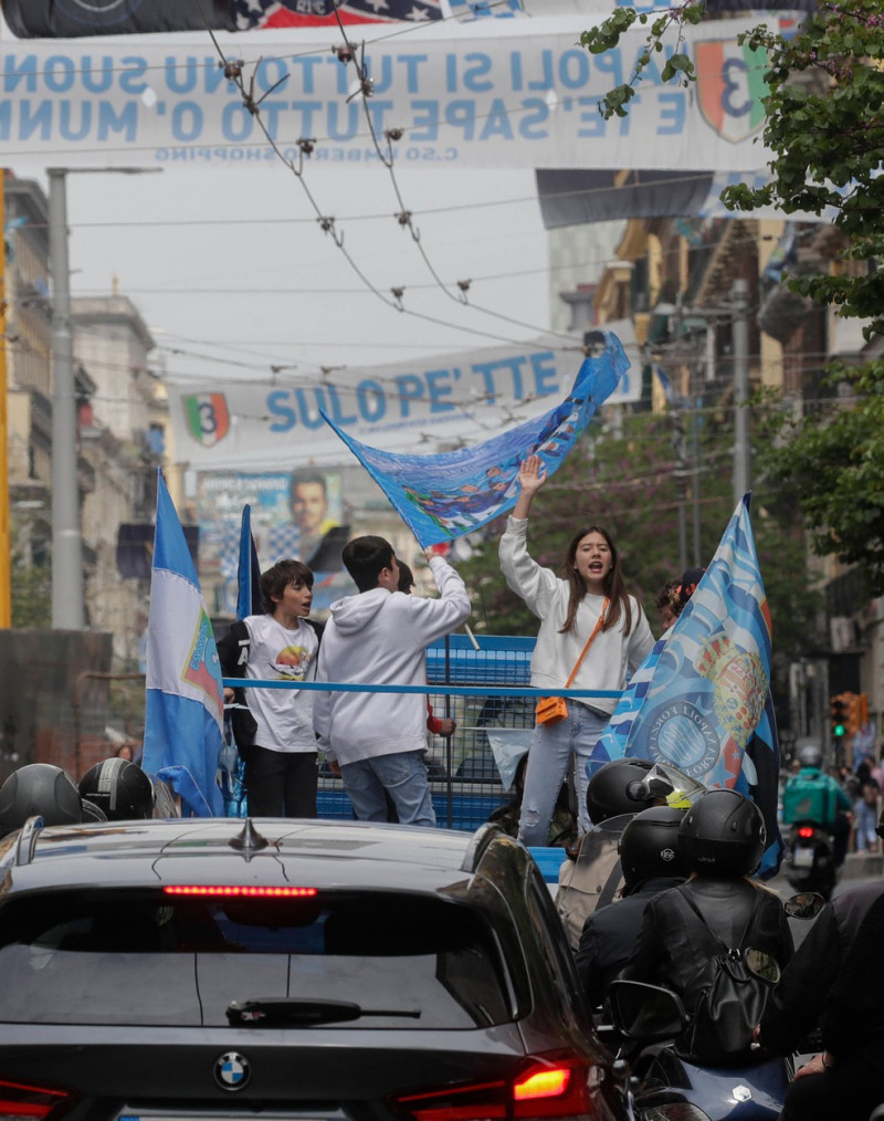 Naples on the eve of the match with Salernitana, the pre-celebrations and carousels begin with open and decorated cars on the streets of the city to celebrate the victory of the Scudetto