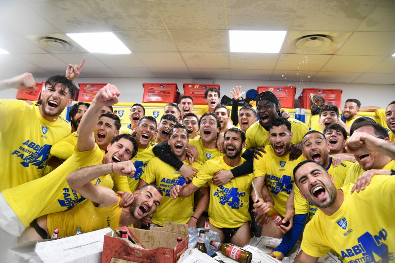 La festa nello spogliatoio dei giocatori del Frosinone per la promozione in Serie A