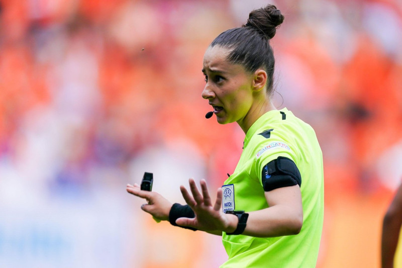 SHEFFIELD, UNITED KINGDOM - JULY 17: referee Iuliana Demetrescu (ROU) during the Group C - UEFA Women's EURO 2022 match between Switzerland and Netherlands at Bramall Lane on July 17, 2022 in Sheffield, United Kingdom (Photo by Joris Verwijst/Orange Pictu