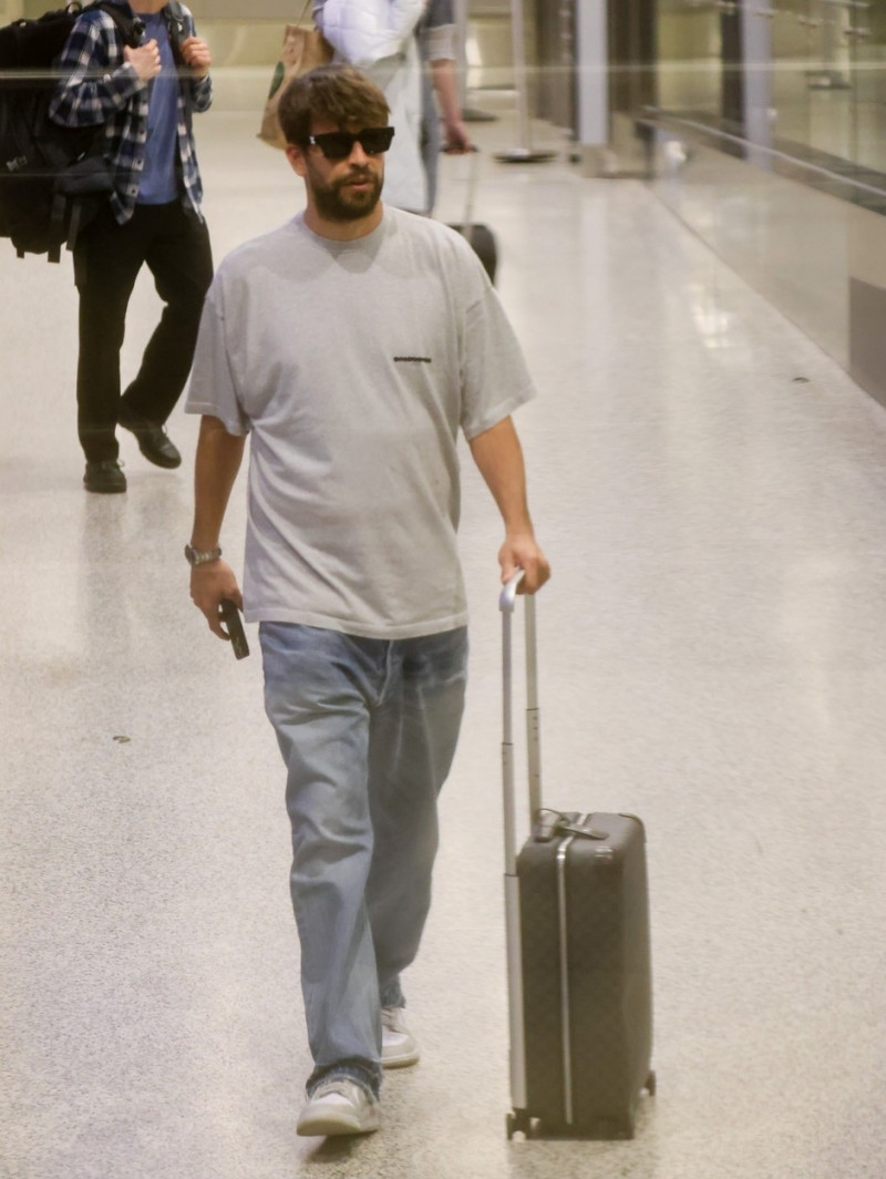 *EXCLUSIVE* Gerard Pique arrives in Miami after a short vacation in Dubai with his girlfriend