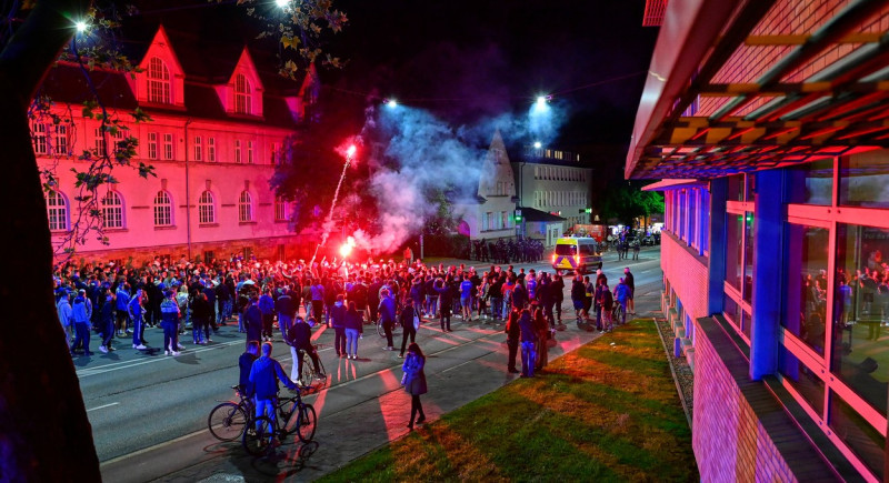 19.05.2023 Fussball 2. Bundesliga 2022 2023 AnhĂ¤nger Fans von SV Darmstadt 98 feiern den Aufstieg Meisterschaft mit eine