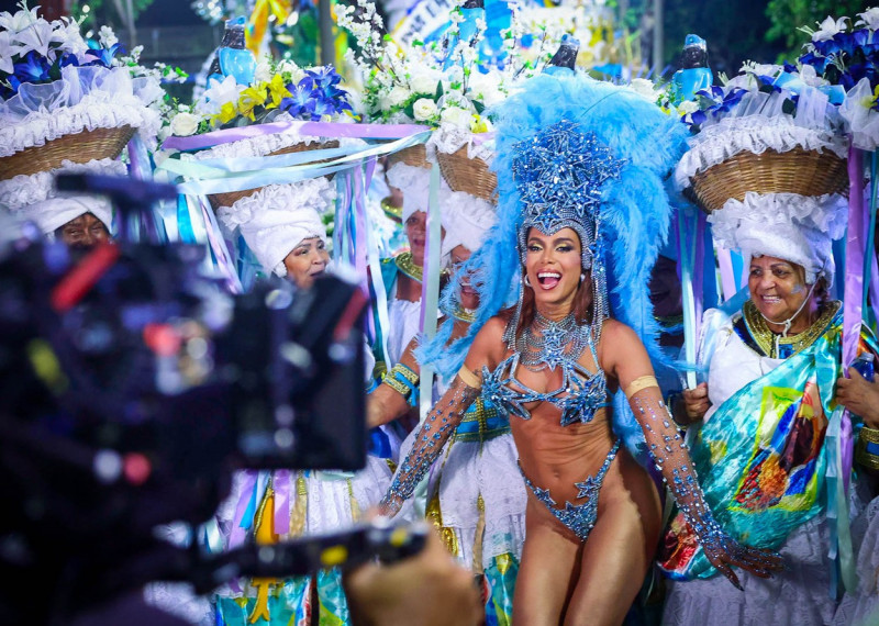 Popstar Anitta Records A Clip In The Concentration Of The Parade Of Champions
