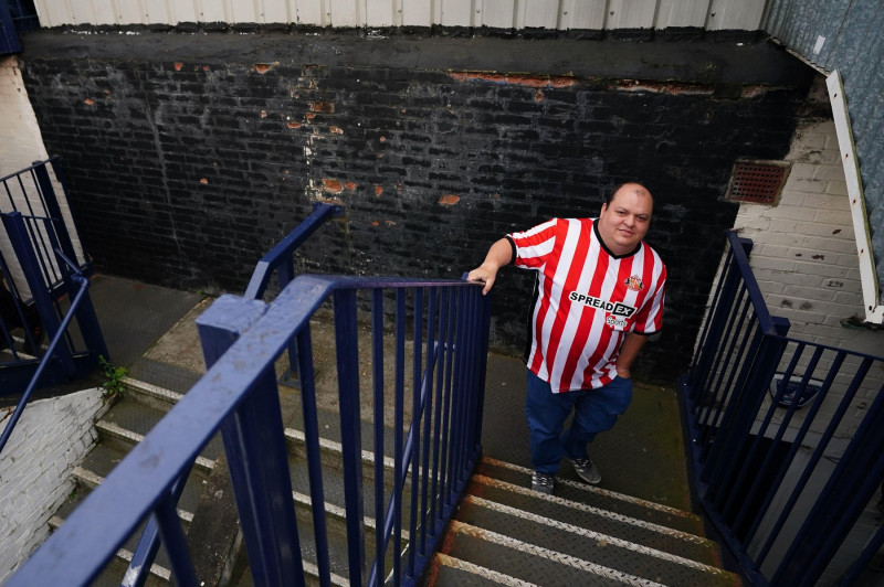 A Sunderland fan makes their way into the ground before the Sky Bet Championship play-off semi-final second leg match at Kenilworth Road, Luton. Picture date: Tuesday May 16, 2023.