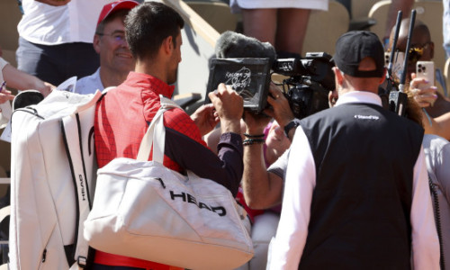 Novak Djokovic a scris câteva cuvinte pe cameră la Roland Garros, a provocat un scandal și riscă sancțiuni! Reacția sârbului
