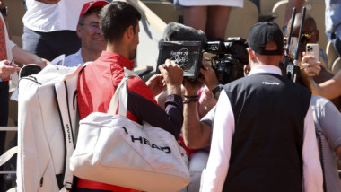 Novak Djokovic a scris câteva cuvinte pe cameră la Roland Garros, a provocat un scandal și riscă sancțiuni! Reacția sârbului