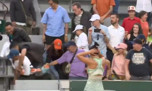 Fanii s-au încăierat după gestul făcut de Bianca Andreescu la Roland Garros. Sportiva și-a pus mâinile în cap