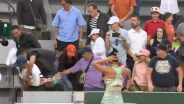 Fanii s-au încăierat după gestul făcut de Bianca Andreescu la Roland Garros. Sportiva și-a pus mâinile în cap
