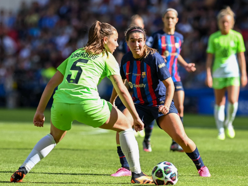 Mariona Caldentey FC Barcelona, Barca 09) spielt den Ball an Lena Oberdorf (VfL Wolfsburg, 05) vorbei. FC Barcelona vs.
