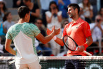 Carlos Alcaraz gratuliert dem Sieger Novak Djokovic, Emotion, Herren Einzel, Halbfinale *** Carlos Alcaraz congratulates