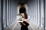 La polonaise Iga Swiatek pose avec le trophée des Internantionaux de France de Roland Garros au pont Bir Hakeim à Paris