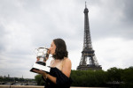 La polonaise Iga Swiatek pose avec le trophée des Internantionaux de France de Roland Garros au pont Bir Hakeim à Paris