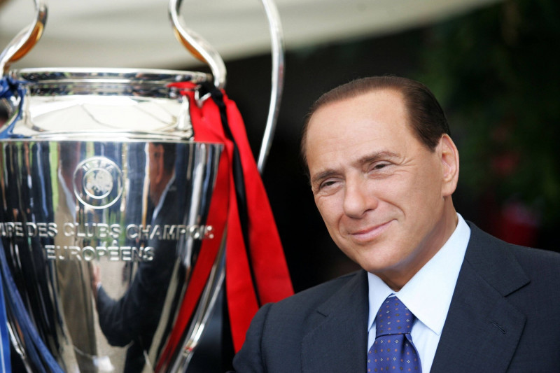 Präsident Silvio Berlusconi AC Mailand neben der Champions League Trophäe PUBLICATIONxNOTxINxITA