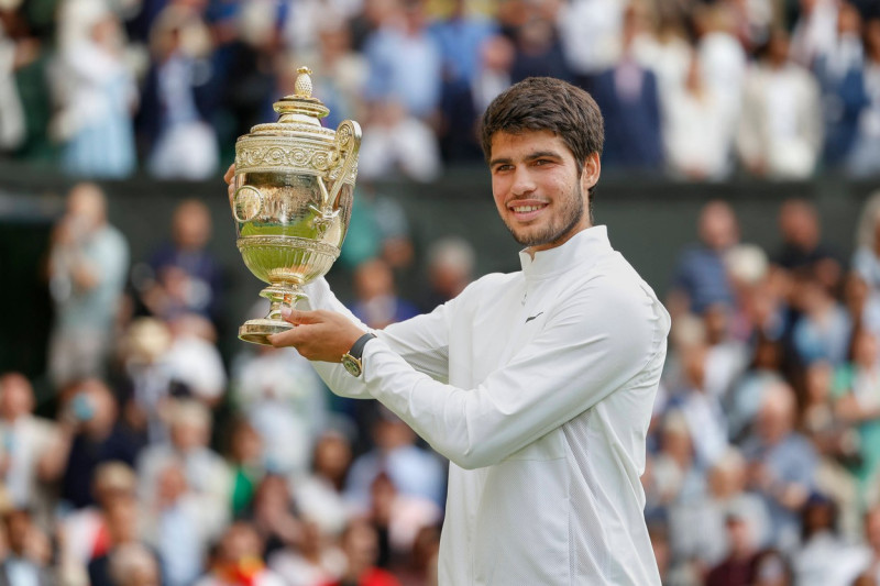 Carlos Alcaraz mit dem Pokal, TrophĂ¤e, Siegerehrung, Praesentation *** Carlos Alcaraz with the cup, trophy, award ceremo