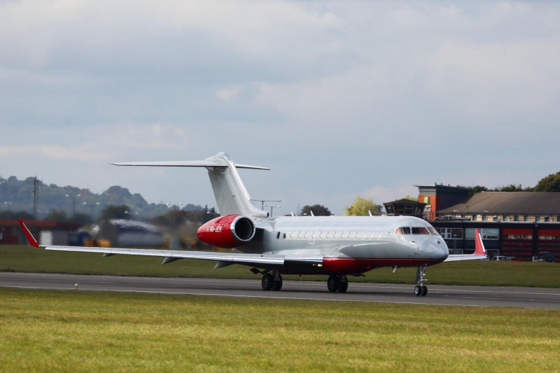 Bombardier Global 6000 HB-JEH departing from Luton Airport, UK