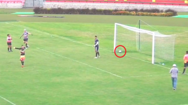 VIDEO ”Un penalty cum nu ai mai văzut vreodată!” Portarul și-a dat autogol. Imaginile au făcut înconjurul lumii
