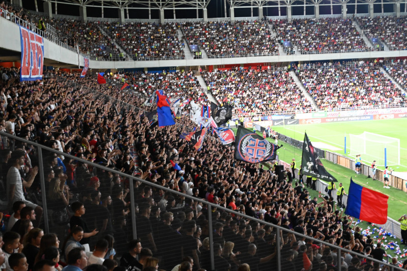 Stadionul Steaua-Ghencea din Bucuresti, plin de suporteri, gazduieste meciul de fotbal dintre FCSB si CFR Cluj, din cadr