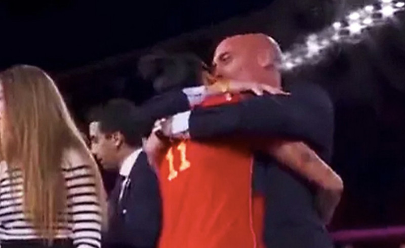 Les gestes déplacés du président de la fédération de football espagnole Luis Rabiales lors de la finale de la coupe du monde entre l'Espagne et l'Angleterre en Australie
