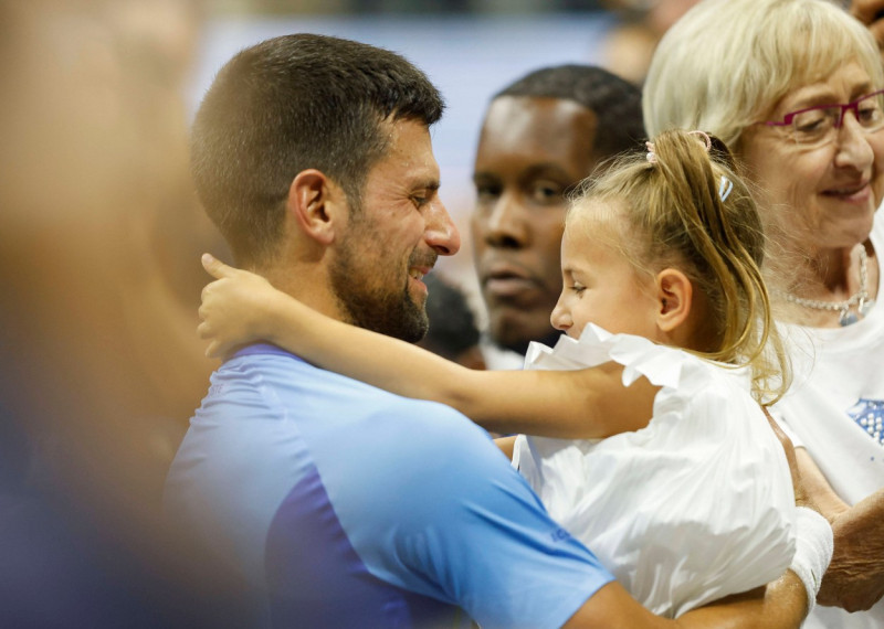 Novak Djokovic jubelt nach dem Sieg, Jubel, Freude, EmotionSiegerehrung und geht und umarmt zuerst zu seiner Tochter Tar