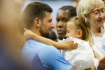 Novak Djokovic jubelt nach dem Sieg, Jubel, Freude, EmotionSiegerehrung und geht und umarmt zuerst zu seiner Tochter Tar