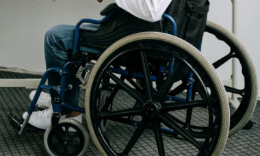 Tânăr cu handicap grav, umilit de Comisia de Evaluare: „Ar putea pune marfa pe raft la un magazin". Ce a decis instanța