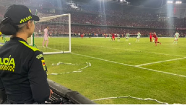 Gestul total neașteptat făcut de o polițistă la un meci de fotbal! Imagini virale: ”Am nevoie să fiu arestat” VIDEO