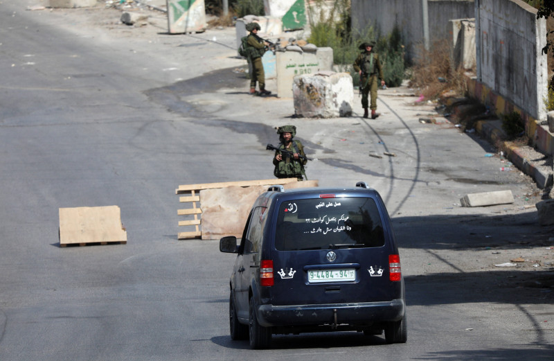 Israeli forces close the northern entrance of the Palestinian city of Hebron in the West Bank Israeli forces close the n