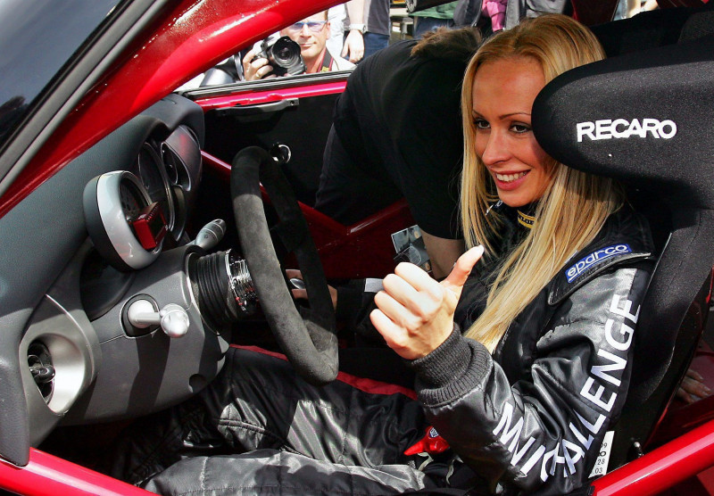 Cora Schumacherová - manželka Ralf Schumacher - závod závody automobil gesto