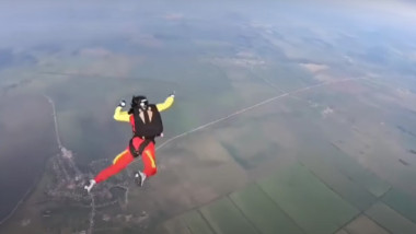 A sărit din elicopter, dar nu a mai reușit să-și deschidă parașuta! Ce a urmat, după ce a plutit în aer zeci de secunde