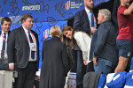 Catherine (Kate) Middleton, princesse de Galles, parle avec un jeune fan lors de la mi-temps du quart de finale Angleterre-Fidji, coupe du monde de rugby 2023, au Stade Vélodrome à Marseille