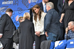 Catherine (Kate) Middleton, princesse de Galles, parle avec un jeune fan lors de la mi-temps du quart de finale Angleterre-Fidji, coupe du monde de rugby 2023, au Stade Vélodrome à Marseille