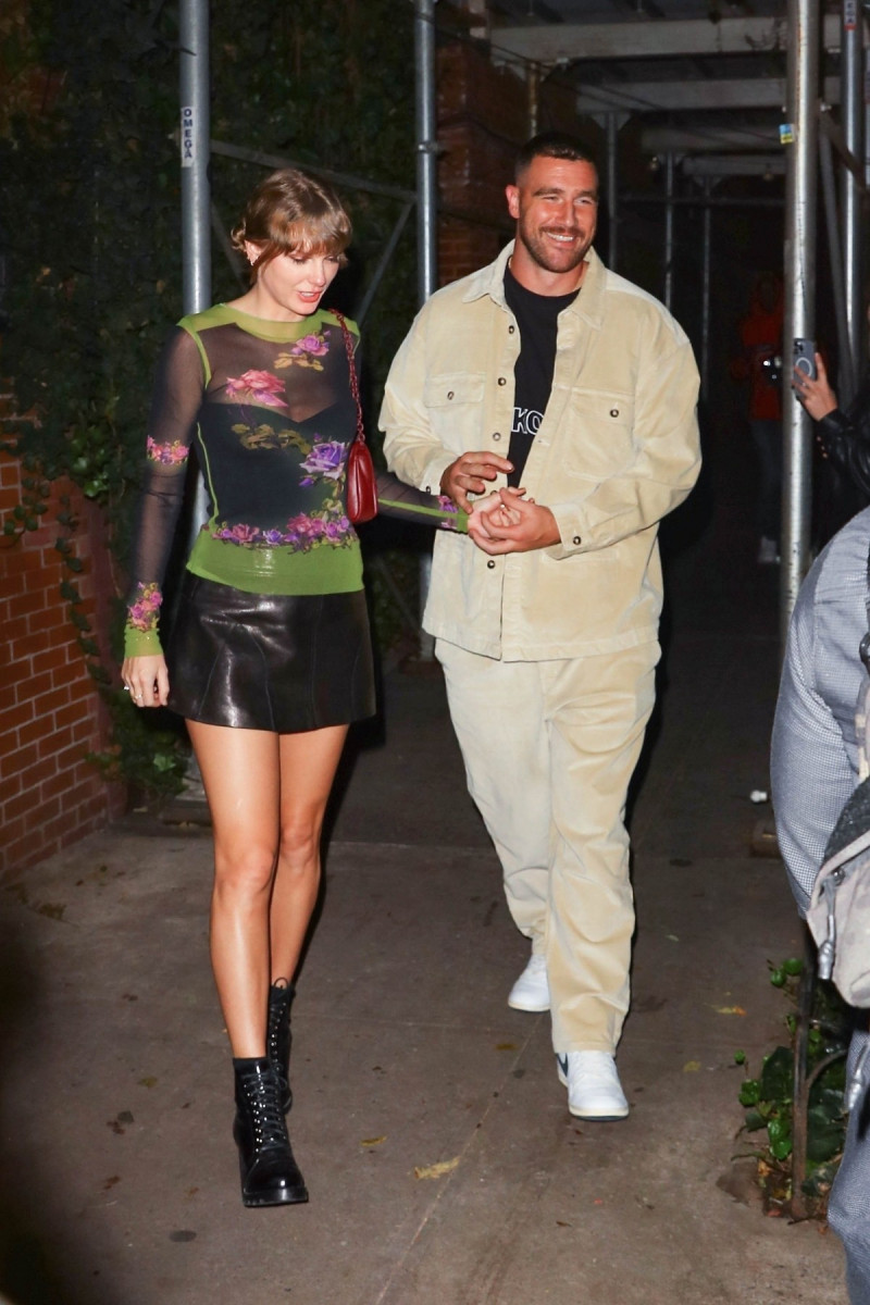 Taylor Swift &amp; Travis Kelce walk hand in hand after enjoying dinner at Waverly Inn in NYC!