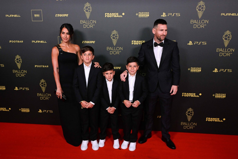Lionel Messi - Antonela Roccuzzo et ses enfants Thiago Mateo et Ciro FOOTBALL : Ballon d Or 2023 - Paris - 30/10/2023 Fe