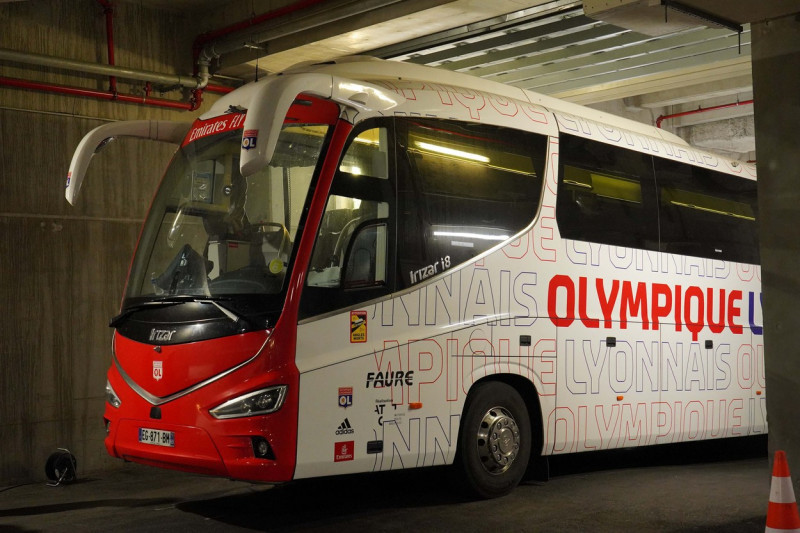Illustrations des dégâts sur le bus de l'Olympique Lyonnais lors de son match contre Marseille