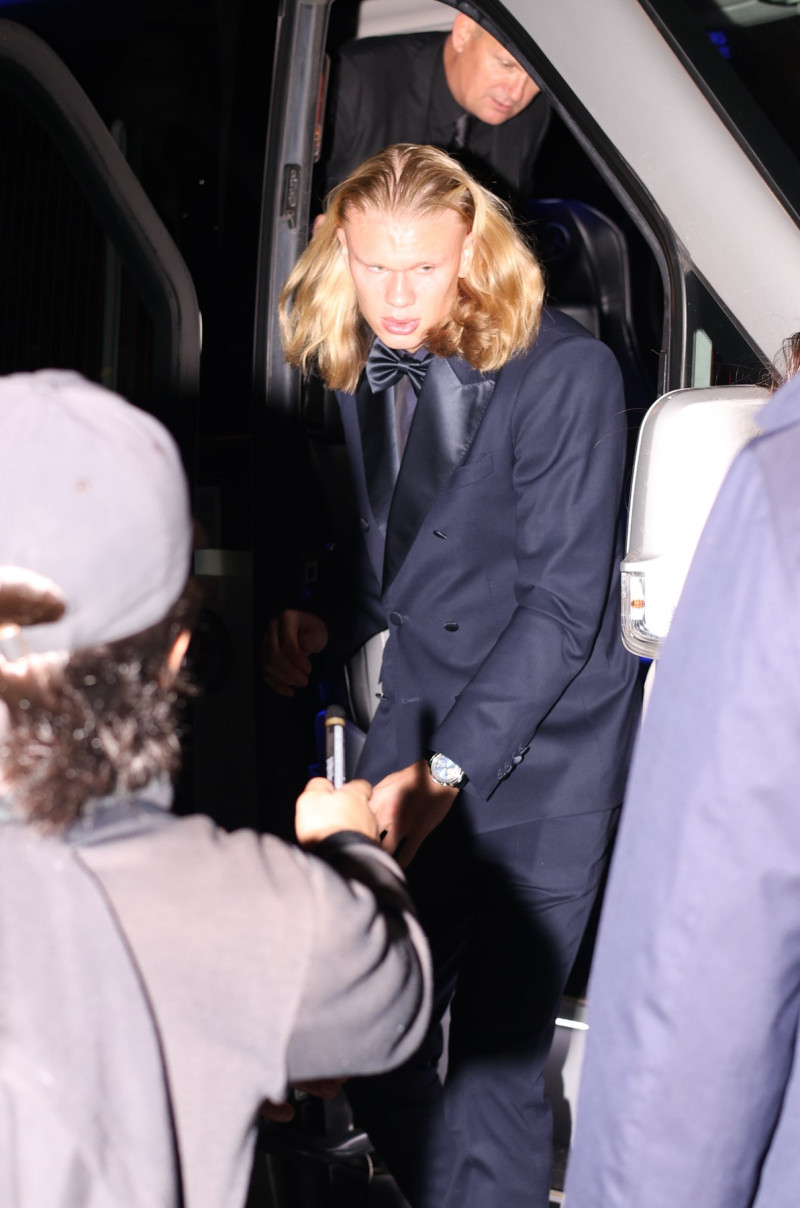 Erling Haaland And Isabel Haugseng Johansen Enjoy A Romantic Meal After Receiving The Gerd MĂĽller Trophy At The Ballon D'or In Paris