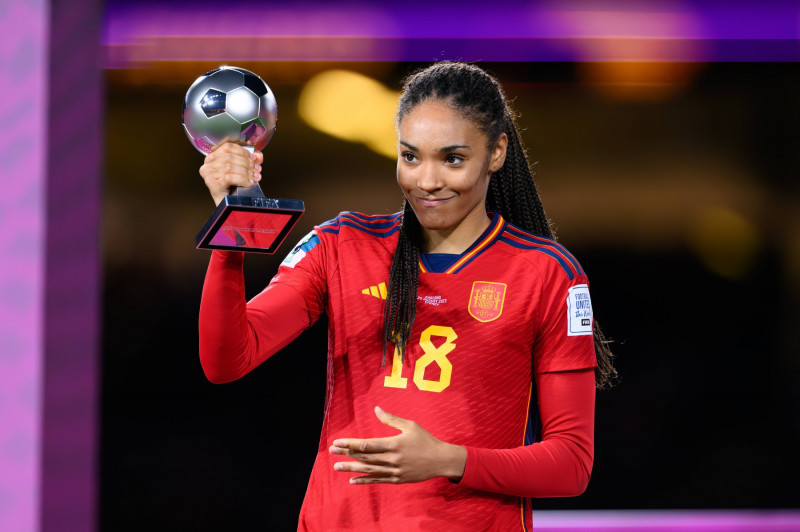 200823 Salma Paralluelo of Spain poses with the FIFA Best Young Player Award during the awards ceremony fo