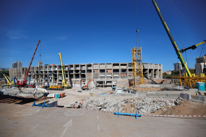 A group of operators work with cranes in the reform of the Spotify Camp Nou in Barcelona. The Barcelona team reforms its stadium to expand its capacity to 105.000 spectators and will be among the most modern stadiums in the world.