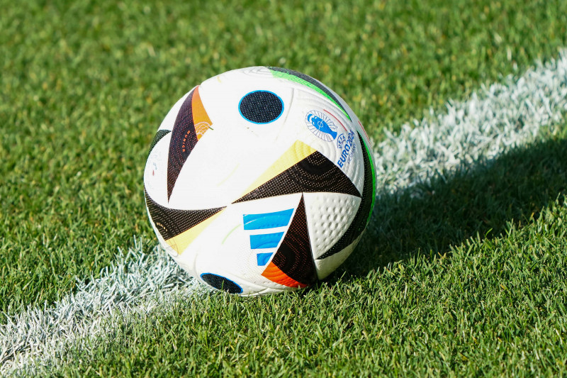 Neuer Ball Fußballliebe der EM 2024 in Deutschland liegt zum Training der Nationalmannschaft bereit - 15.11.2023: Traini