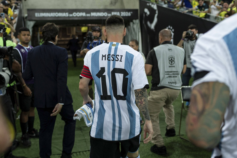 Rio de Janeiro, Brazil, Nov 21st 2023: RIO DE JANEIRO, BRAZIL - NOVEMBER 21: Lionel Messi of Argentina leaves field of p