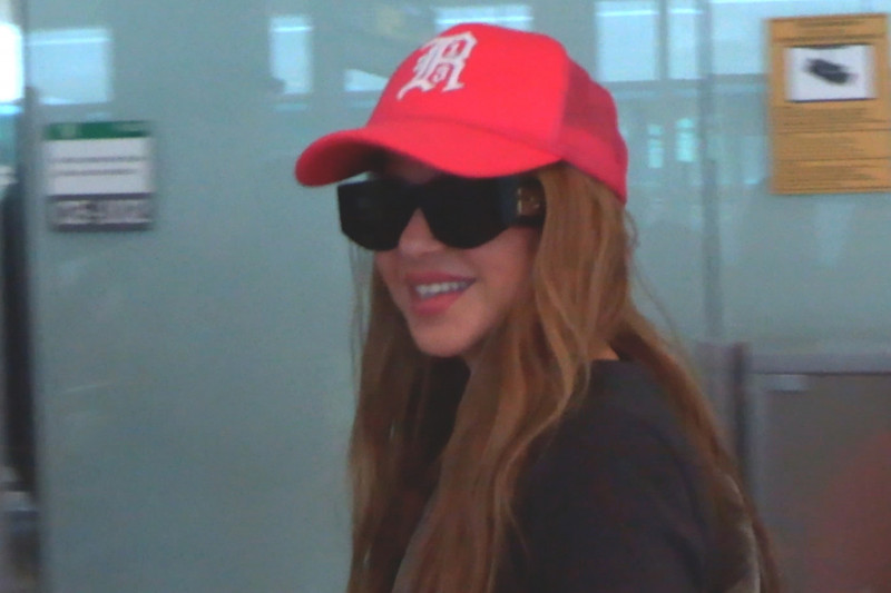 Shakira leaves Barcelona with a smile