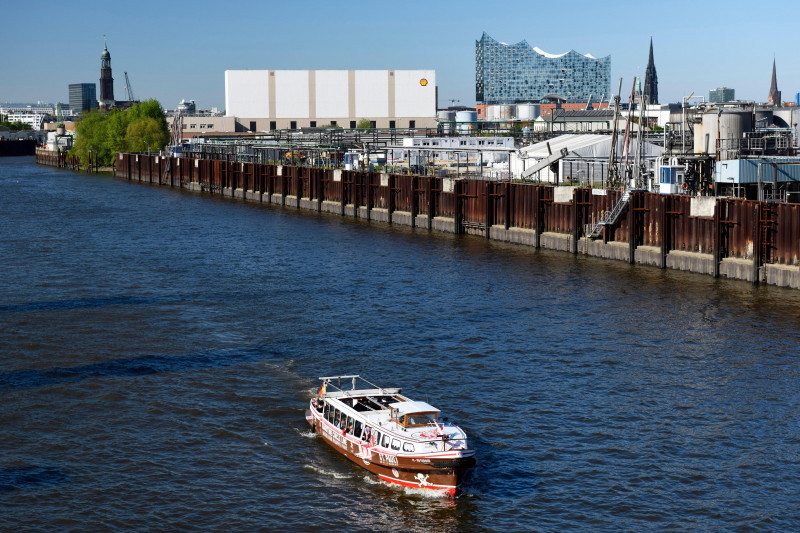 Longboat in the colours of the football association FC Saint Pauli on the Reiherstieg in Hamburg, Germany, Europe, Barkasse in den Farben des Fußballv
