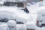 Münchner versucht sein Auto von einem halben Meter Schnee zu befreien, Winterwonderland, München, 2. Dezember 2023 Deuts