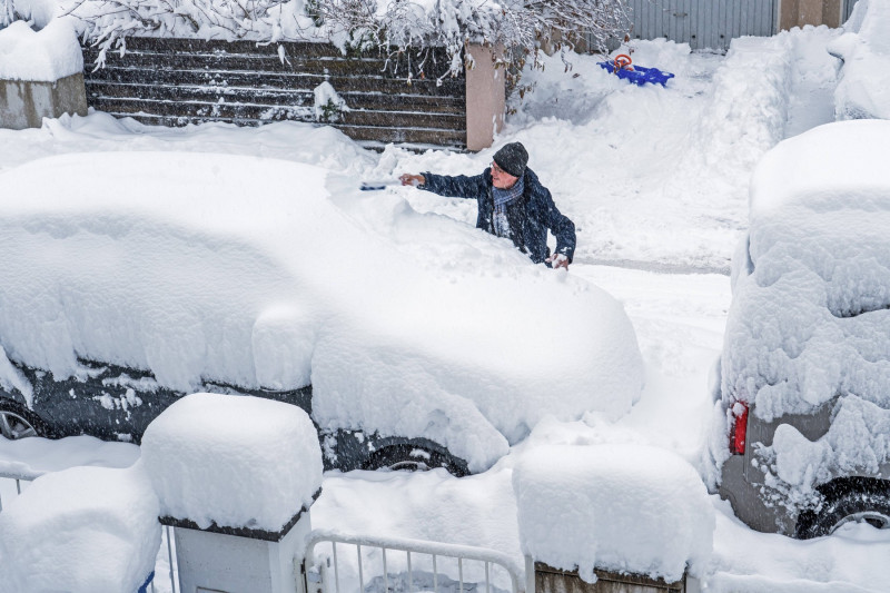 Münchner versucht sein Auto von einem halben Meter Schnee zu befreien, Winterwonderland, München, 2. Dezember 2023 Deuts