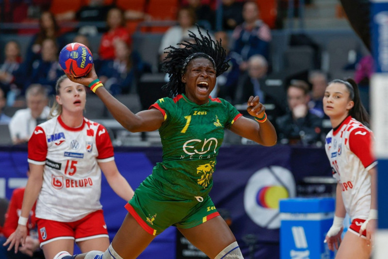 Cameroons Laeticia Petronie Ateba Engadi score a goal during saturdays game in the handboll world championship in Scandinavium arena, Gothenburg, Sweden on december 09, 2023. Foto: Adam Ihse / TT / kod 9200