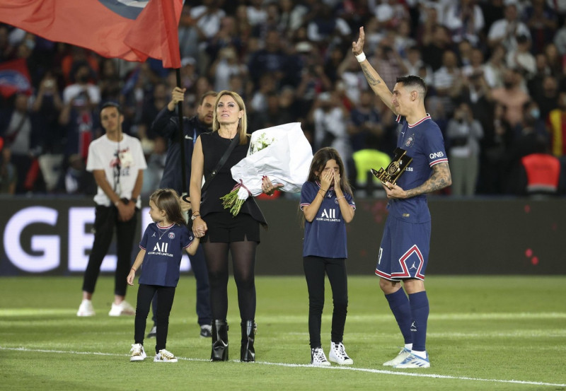 Angel Di Maria of PSG - with his wife Jorgelina Cardoso and daughters Mia Di Maria and Pia Di Maria - is honored after his last match with PSG following the French championship Ligue 1 football match between Paris Saint-Germain (PSG) and FC Metz on May 21