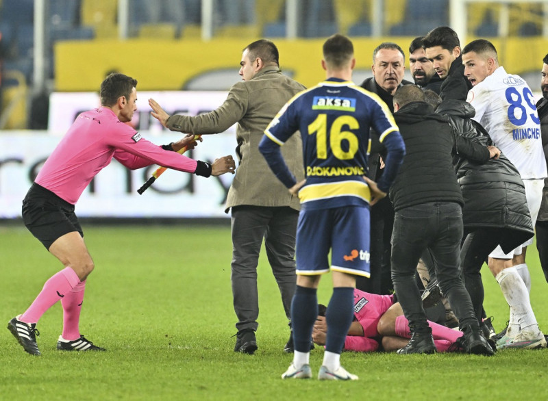 MKE Ankaragucu President Faruk Koca punched referee Halil Umut Meler