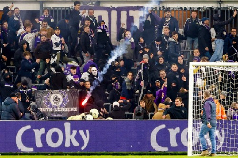 RSC Anderlecht v Standard de Liege - Belgian Croky Cup ANDERLECHT, BELGIUM - DECEMBER 07 : fans throwing fireworks to ea